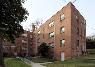 Manor Circle Apartments in Takoma Park, MD - Foto de edificio - Building Photo