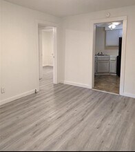 214 W Marion St in Clute, TX - Building Photo - Building Photo