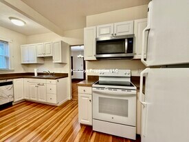 29 Bromfield Rd, Unit 1 in Somerville, MA - Building Photo