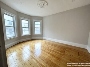 12 Buttonwood St, Unit 1 in Boston, MA - Foto de edificio - Building Photo