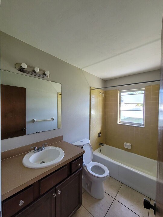 4807 Triton Ct E in Cape Coral, FL - Building Photo