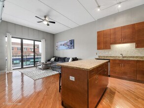 3125 W Fullerton Ave, Unit 317 in Chicago, IL - Foto de edificio - Building Photo