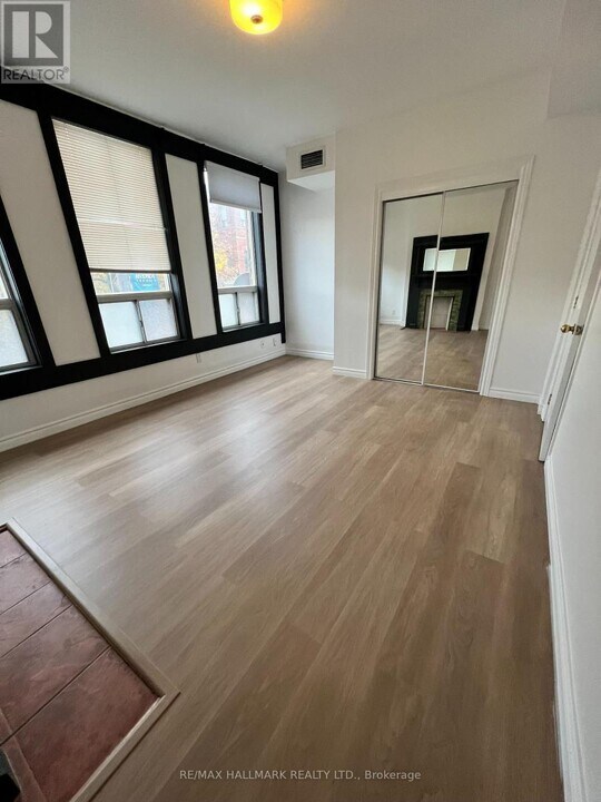 804 Queen St E in Toronto, ON - Building Photo