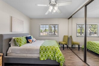 Sundial Apartments in Anaheim, CA - Foto de edificio - Building Photo