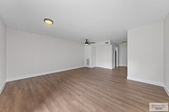 805 Continental Dr, Unit #3 in Brownsville, TX - Foto de edificio - Building Photo