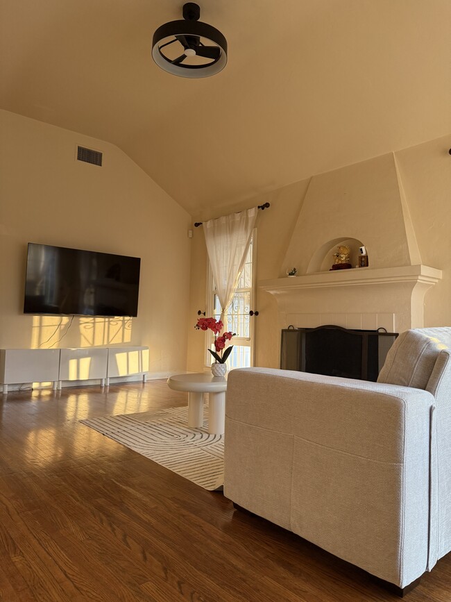 212 W McLean St in Alhambra, CA - Foto de edificio - Building Photo