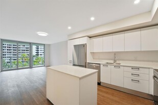 1500 Bay Rd, Unit N-0719 in Miami Beach, FL - Building Photo