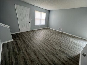 11007 NW Player Dr in Parkville, MO - Building Photo - Building Photo