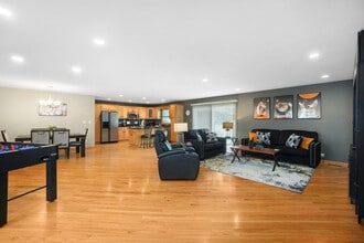 242 Banbury Ave in Elk Grove Village, IL - Building Photo - Building Photo