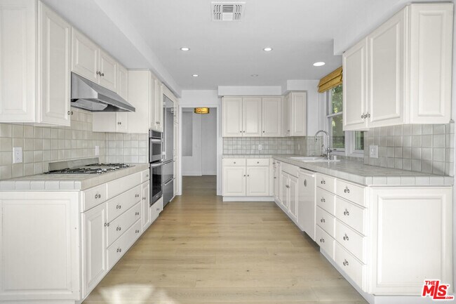 2020 Palisades Dr in Los Angeles, CA - Building Photo - Building Photo