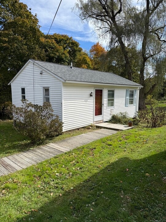 67 S Lake St in Litchfield, CT - Building Photo