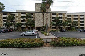 301 Golden Isles Dr in Hallandale Beach, FL - Foto de edificio - Building Photo