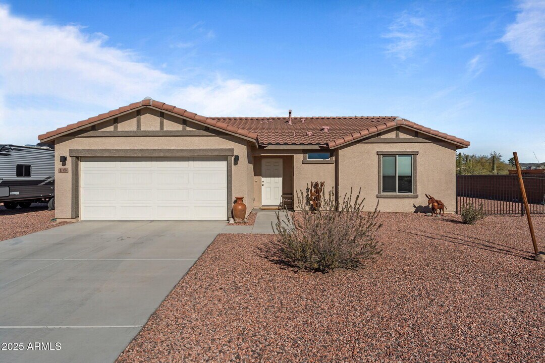 18 W Monte Cristo Dr in Wickenburg, AZ - Building Photo