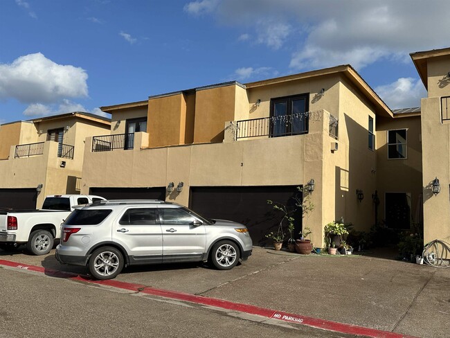 7601 King Arthurs Ct in Laredo, TX - Building Photo - Building Photo