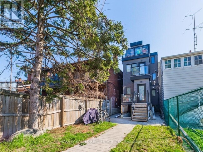 160 Lansdowne Ave in Toronto, ON - Building Photo - Building Photo