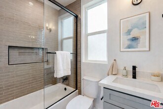 525 Normandie Ave in Los Angeles, CA - Foto de edificio - Building Photo