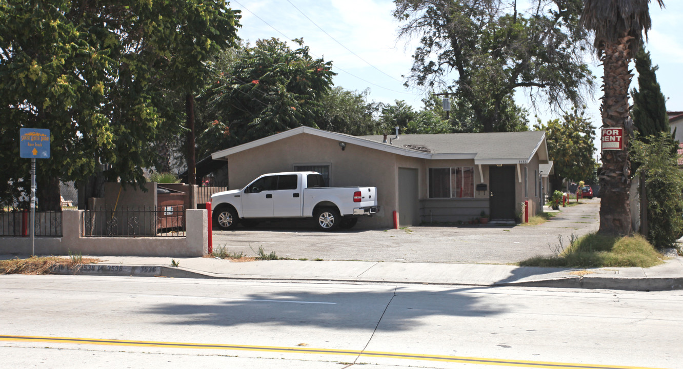 Baldwin Village in El Monte, CA - Foto de edificio