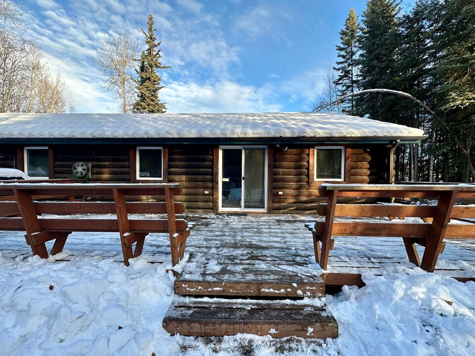 2361 Badger Rd in North Pole, AK - Building Photo