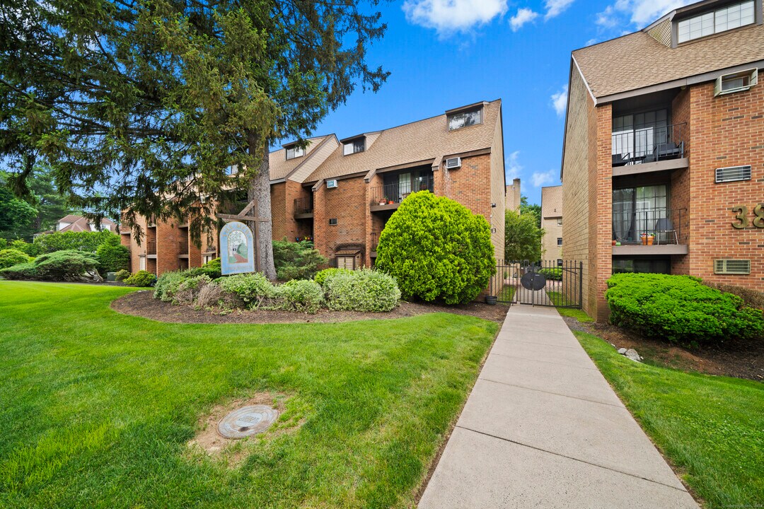 38 N Main St in West Hartford, CT - Building Photo