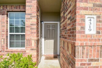 4319 Rosemary Ln in Conroe, TX - Foto de edificio - Building Photo