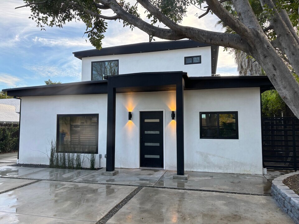 22528 Burbank Blvd in Woodland Hills, CA - Foto de edificio