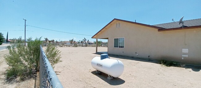57887 Campanula St in Yucca Valley, CA - Building Photo - Building Photo