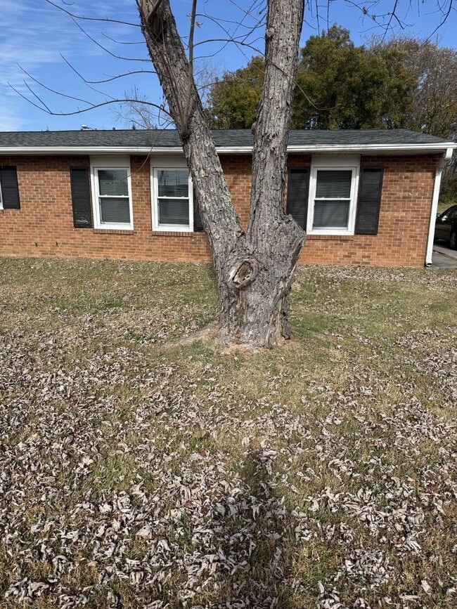 1727 E Cone Blvd in Greensboro, NC - Building Photo - Building Photo