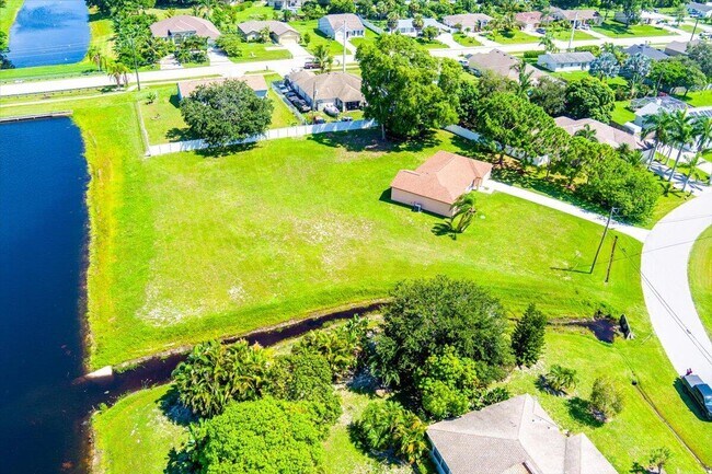 2175 SE Heathwood Cir in Port St. Lucie, FL - Building Photo - Building Photo