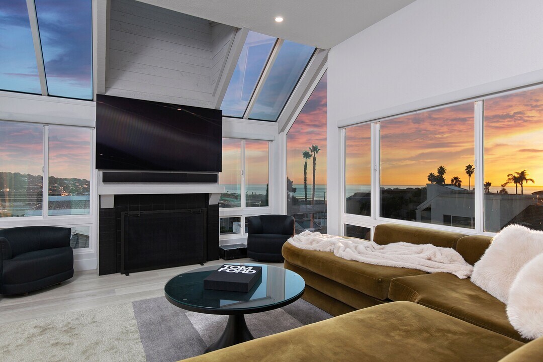 338 Shoemaker Ct in Solana Beach, CA - Building Photo