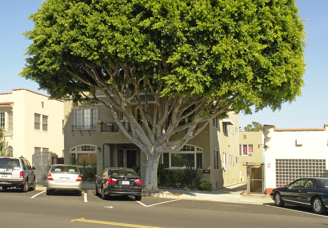 1126 N Gardner St in Los Angeles, CA - Foto de edificio - Building Photo