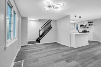 1209 Cloverfield Dr in Pittsburgh, PA - Foto de edificio - Building Photo