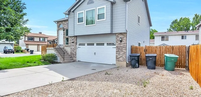 5674 Magic Isle Ln in Salt Lake City, UT - Foto de edificio - Building Photo