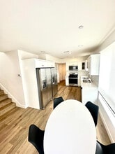 1543 W 37th Pl, Unit 303 in Los Angeles, CA - Foto de edificio - Building Photo