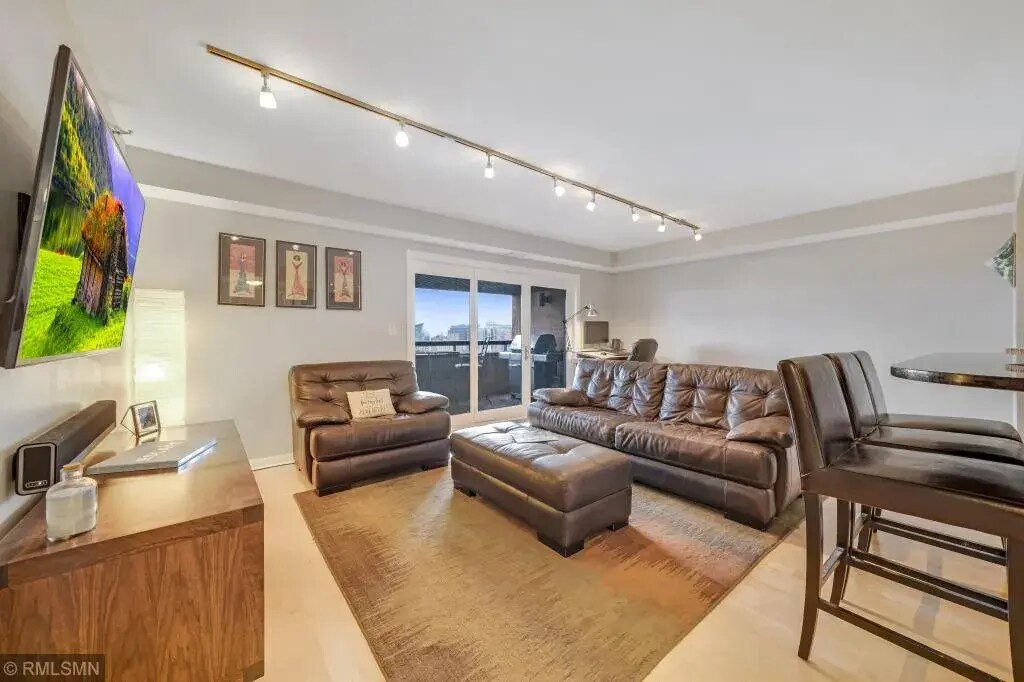 110 1st Ave NE, Unit F1404 in Minneapolis, MN - Building Photo