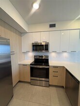 16395 Biscayne Blvd in North Miami Beach, FL - Foto de edificio - Building Photo