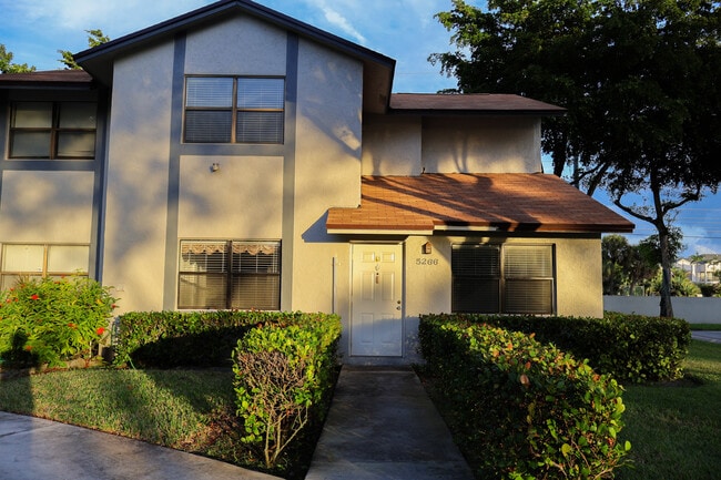 5266 Gate Lake Rd in Tamarac, FL - Building Photo - Building Photo