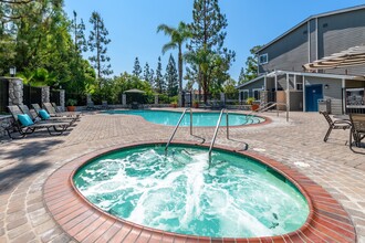 Crestwood Apartment Homes in Lake Forest, CA - Foto de edificio - Building Photo