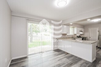 1745 Kay Dr in Florissant, MO - Foto de edificio - Building Photo