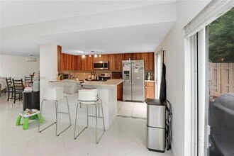 10921 NW 88th Terrace in Doral, FL - Foto de edificio - Building Photo