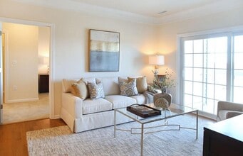 110 Trotter Rd, Unit 302 in Weymouth, MA - Foto de edificio - Building Photo