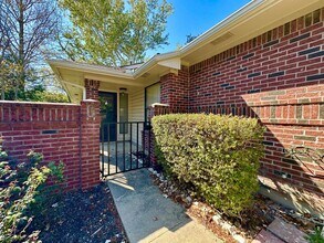 1003 Markham Ln in Austin, TX - Building Photo - Building Photo