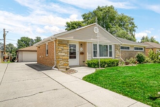 1047 W Villa Dr in Des Plaines, IL - Building Photo - Building Photo
