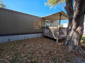 104 Clark St in Ingram, TX - Building Photo