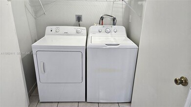 8079 NW 8th St in Miami, FL - Building Photo - Building Photo