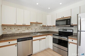 83 Hilltop Dr in Simsbury, CT - Building Photo - Building Photo