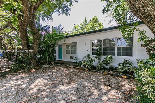 1717 NE 12th St in Fort Lauderdale, FL - Building Photo