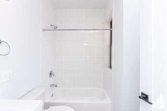 3407 W Fullerton Ave, Unit 2C in Chicago, IL - Building Photo - Building Photo