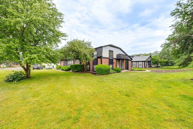 1454 Inverrary Ln in Deerfield, IL - Foto de edificio - Building Photo