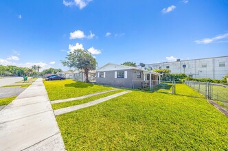 6172 SW 44th St in Davie, FL - Building Photo - Building Photo