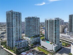 90 SW 3rd St, Unit 4203 in Miami, FL - Building Photo - Building Photo